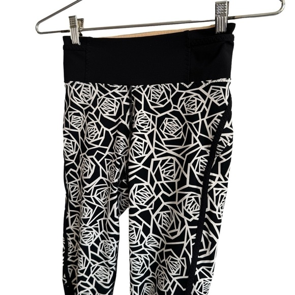 Lululemon Real Quick Crop *Full-On Luxtreme, Posey Black White/Black, Size 2 - Picture 8 of 12